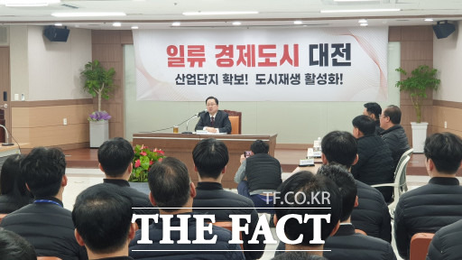 이장우 시장이 10일 대전도시공사를 방문해 직원들과 대화를 나누고 있다. / 대전=최영규 기자