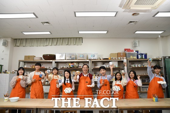 부산시교육청은 부산 글로벌 외국어 교육센터가 지난 13일~24일 학생교육원에서 중학교 1~2학년 40명을 대상으로 숙박·몰입형 희망사다리‘겨울방학 인성 영어 캠프’를 개최한다고 13일 밝혔다./부산교육청.