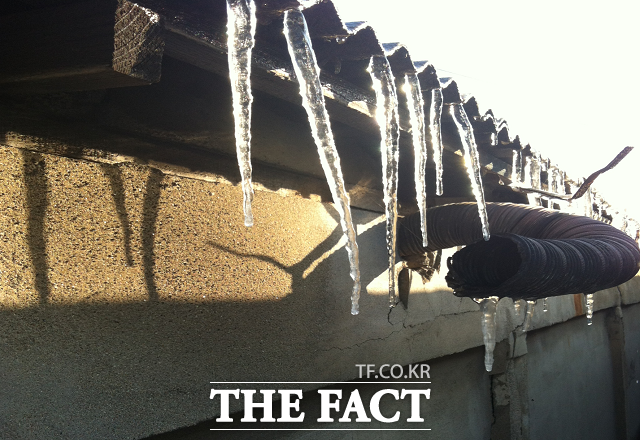 13일 강릉시는 1군 발암물질로부터 쾌적한 주거 환경 개선을 위해 올해 노후슬레이트 철거·지붕개량 지원사업을 추진한다고 밝혔다./서백 기자