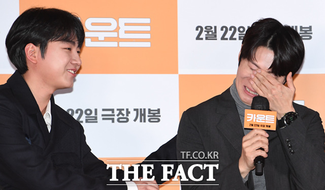배우 진선규(오른쪽)가 첫 주연 작품에 대한 소감을 밝히며 눈물을 흘리고 있다.