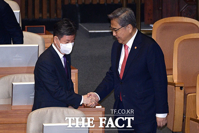 박진 외교부 장관(오른쪽)과 악수하는 한창섭 행정안전부 차관.