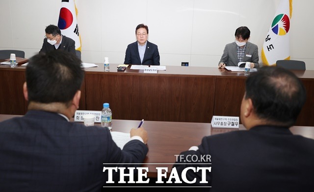 개발제한구역 지정으로 영향을 받고 있는 주민들과 대화의 시간을 갖고 있는 박완수 경남도지사/경남도