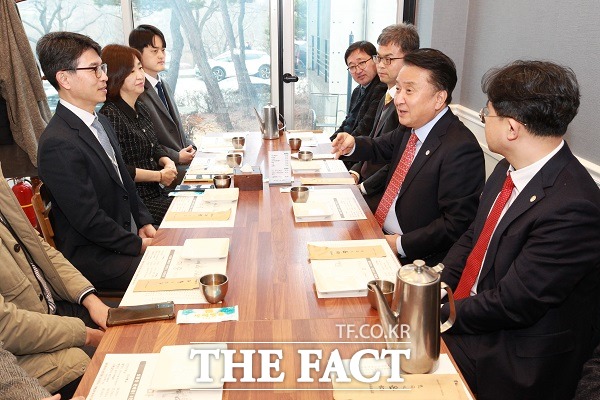 김영환 충북지사는 13일 충북을 방문한 김완섭 기획재정부 예산실장을 만나 오송제3국가산업단지 조성, 청주국제공항 육성, 대청호‧충주호 규제 완화 등 도내 주요 현안에 대한 지원을 요청했다. /충북도