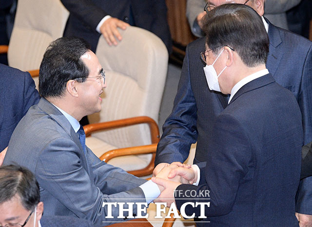 연설 마친 박홍근 원내대표를 이재명 대표가 두 손 잡아 격려하고 있다.