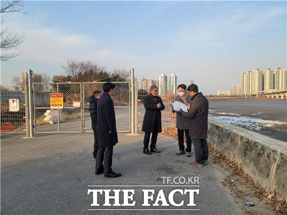 김진용(가운데) 인천경제청장이 개방 예정지 폐쇄 도로를 찾아 주변 환경을 점검하고 있다. /인천경제청