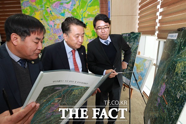 김영환 충북지사는 13일 오전 충북 청주시 흥덕구 오송읍에 위치한 충북경제자유구역청에서 도정 혁신을 위한 현장 집무실을 열었다. /충북도