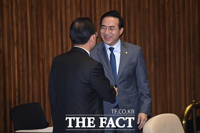 교섭단체 대표 연설을 앞둔 박홍근 더불어민주당 원내대표(오른쪽).