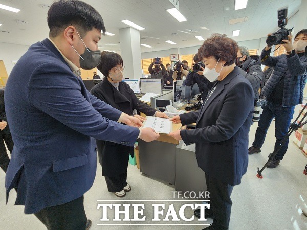 신민수 시의원 등 더불어민주당 소속 시의원 20명은 1월 16일 손민우 청주시의회 사무국장에게 김병국 의장 불신임의 건을 전달했다. /청주=이주현 기자.