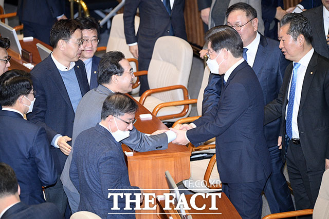 이재명 대표(오른쪽)가 연설을 마친 박홍근 원내대표를 격려하고 있다.