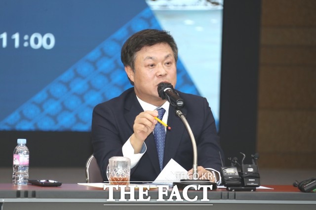 이학수 시장은 해빙기 안전사고에 따른 인명과 재산 피해가 발생하지 않도록 철저한 대응을 강조하고 “효율적인 예산집행으로 한 푼의 예산도 낭비하지 않도록 해야 한다”며 “지방재정의 조기 집행 필요성과 목적에 공감하며 조기 집행 목표를 달성하는 데 직원 모두가 동참해 달라”고 거듭 당부했다. / 정읍시