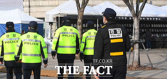 서울 중구 서울광장에 마련된 이태원 참사 추모 분향소에서 경찰들이 만일의 사태를 대비해 대기하고 있다./이동률 기자