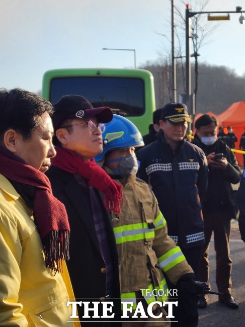 이철우 경북도지사가 지난 4일 오전 8시 36분쯤 풍천면 화재현장에 모습을 보였다/경북소방본부