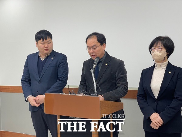 박완희 원내대표, 신민수 청주시의원 등 더불어민주당 관계자가 13일 오전 청주시청 브리핑실에서 의회 정상화를 촉구하는 기자회견을 하고 있다. /청주=이주현 기자.