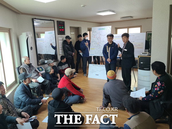 정안면을 방문한 공주시 상하수도과 관계자들이 지방상수도 확충 사업에 대한 설명을 하고 있다./공주시