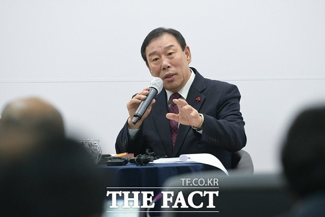 최민호 세종시장이 13일 오전 조치원비행장과 관련해 기자간담회를 갖고 있다. / 세종시