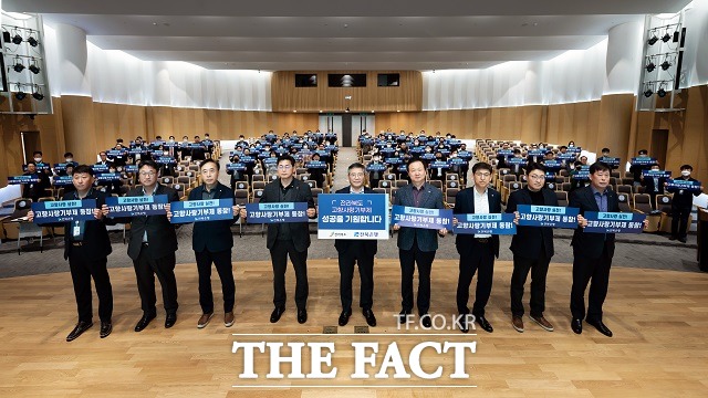 JB금융그룹 전북은행(은행장 백종일)은 13일 본점 3층 대강당에서 전북도와 14개 시·군 고향사랑기부제를 응원하고 임직원의 자발적 동참을 독려하는 고향사랑기부제 캠페인을 실시했다. / 전북은행