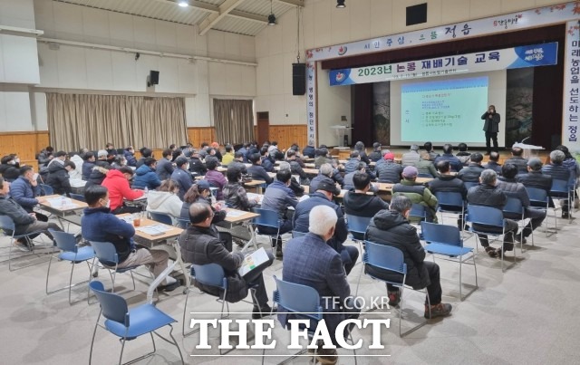 정읍시농업기술센터 관계자는 “이번 강의를 통해 논콩 재배과정의 궁금증을 해소하는 좋은 기회가 됐길 바란다”며 “앞으로도 논 타작물 재배 확대 정책에 맞춰 현장 지도에 더욱 힘쓰겠다”고 말했다. / 정읍시농업기술센터