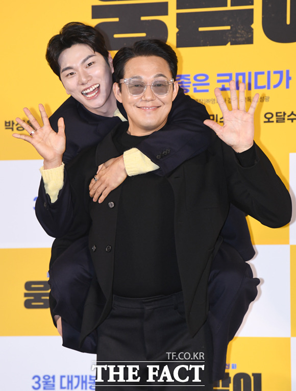 배우 이이경(왼쪽)과 박성웅이 13일 서울 용산구 CGV용산아이파크몰에서 열린 영화 웅남이 제작보고회에 참석해 포즈를 취하고 있다.