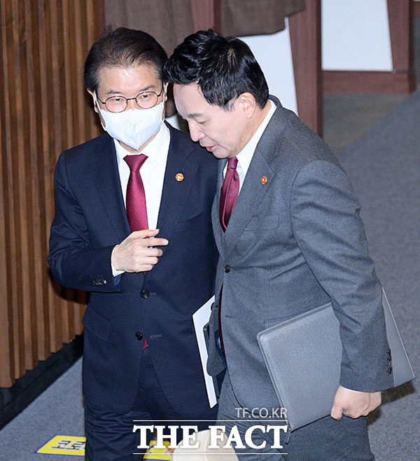 이야기 나누는 이정식 고용노동부, 원희룡 국토부 장관(오른쪽)의 모습.