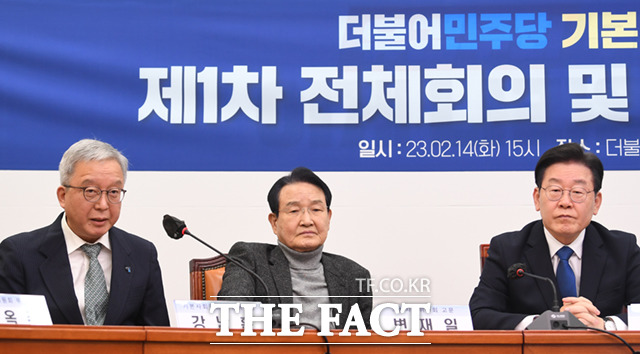 기본사회위원회 정책단장을 맡은 강남훈 한신대 경제학교 교수(왼쪽)가 발언하고 있다.