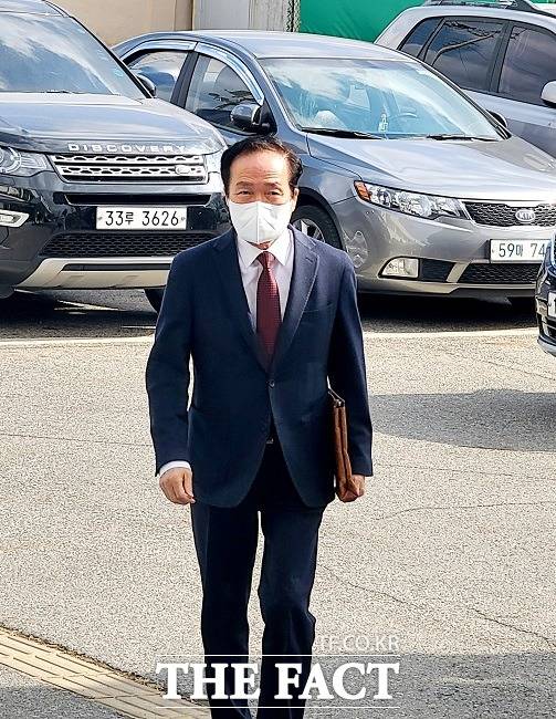 뇌물수수 혐의를 받는 김주수 의성군수가 14일 의성지원에 출두하고 있다/의성=이민 기자