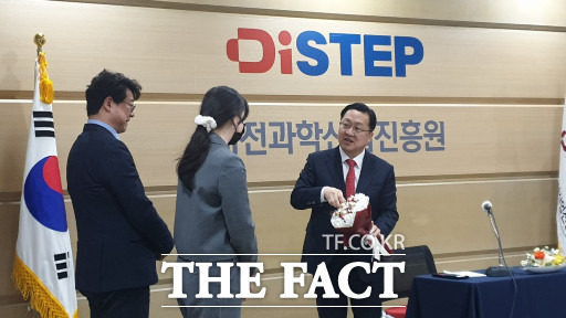 고영주 과학산업진흥원장과 직원이 이장우 시장에게 선물을 전달하고 있다. / 대전=최영규 기자