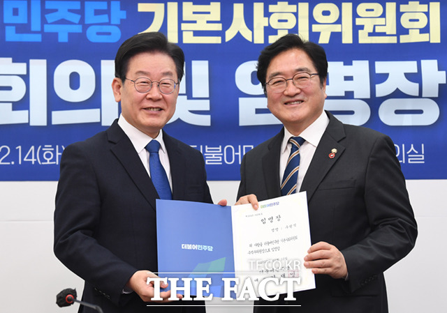 더불어민주당이 기본사회위원회를 본격 가동했다. 우원식 수석부위원장에게 임명장을 수여하고 있는 이재명 대표. /이새롬 기자