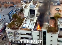  건물 옥상서 불길 치솟은 현장에 뛰어든 퇴근길 소방관