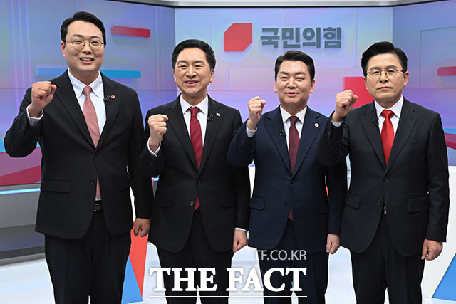 천하람, 김기현, 안철수, 황교안 국민의힘 당대표 후보(왼쪽부터)가 15일 오후 서울 중구 TV조선 스튜디오에서 첫 방송 토론회를 앞두고 기념촬영을 하고있다. /국회사진취재단