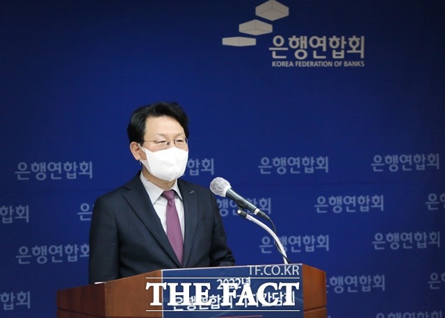 김광수 은행연합회장이 15일 중구 은행연합회에서 기자들과 만나 최근 논란이 된 은행권 성과급 문제와 관련 개별 은행에서 논의되는 문제라고 밝혔다. /은행연합회