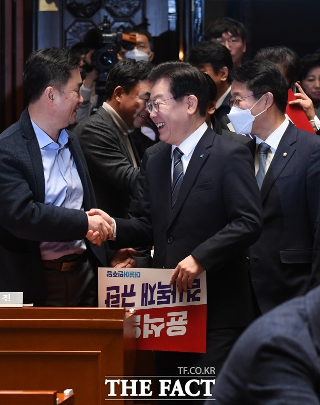 이 대표는 비명계 의원들과 일대일 만남을 추진하고 있다. 사진은 김종민 의원과 인사를 나누고 있는 이 대표의 모습. /이선화 기자