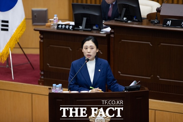 15일 대전 서구의회 본회의장에서 서다운 의원이 체육회장 선거 개입 의혹과 관련해 구정질의하고 있다. / 서구의회