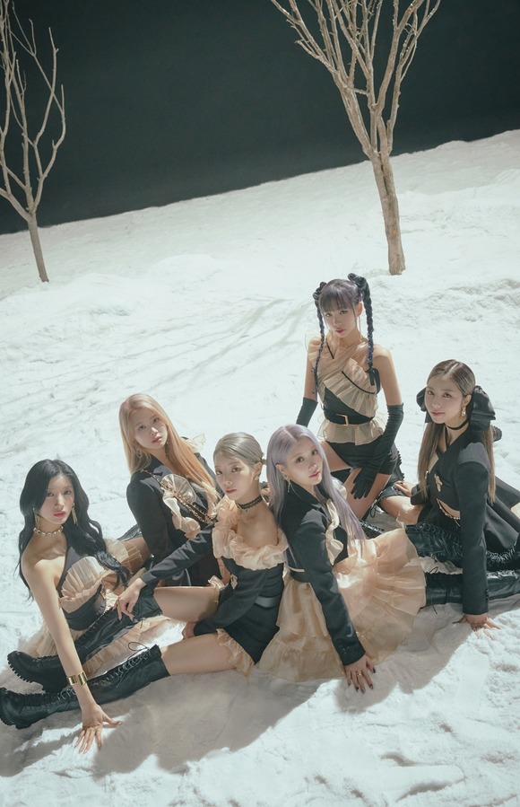 퍼플키스가 15일 오후 6시 다섯 번째 미니앨범 Cabin Fever를 발매한다. /RBW 제공