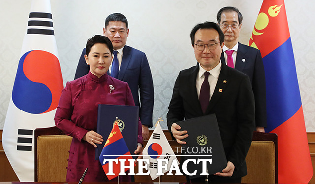 이도훈 외교부 2차관(오른쪽)과 바트체첵 몽골 외교부 장관이 한·몽 군사비밀정보 보호 협정에 서명을 마치고 기념촬영을 하고 있다.