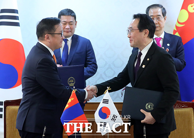 이도훈 외교부 2차관(오른쪽)과 바트에르덴 몽골 자연환경부 장관이 기후변화 협력 기본협정에 서명한 뒤 악수하고 있다.