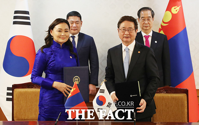 박보균 문화체육관광부 장관(오른쪽)과 너밍 몽골 문화부 장관이 한·몽 2023-2026 문화교류시행계획서를 교환하고 있다.