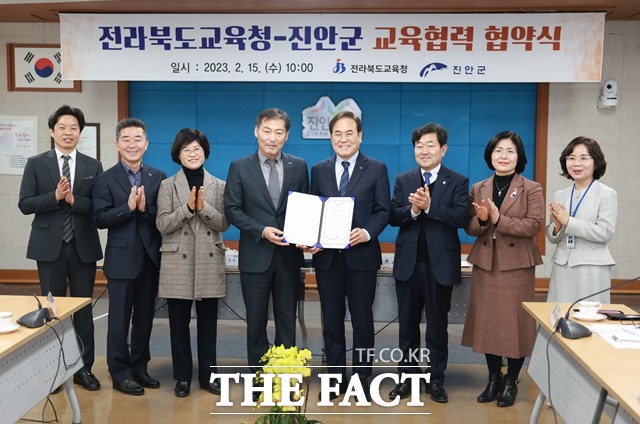 15일 전북도교육청과 진안군이 군청 군수실에서 미래교육 협력 강화를 위한 교육협력 협약을 체결했다. /진안군