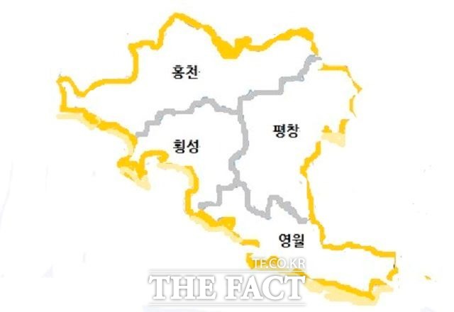 22대 총선 선거구 획정 법정 시한이 채 두 달도 남지 않은 가운데, 홍천지역 주민들은 지난 1월 기준 6만7922명으로 홍천·횡성·영월·평창 선거구 가운데 가장 많은 인구를 가진 홍천군이 지역성향도 다른 강원남부권의 영월, 평창군과 묶이는 현재 홍천·횡성·영월·평창 선거구에서 벗어나 내년 22대 총선의 선거구에서는 홍천지역실정에 맞는 선거구 조정이 되어야 한다며 지역 주민들의 관심이 뜨거워, 내년 선거구 획정이 주목된다. /춘천=서백 기자