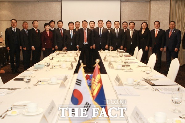 김영환 충북지사는 지난 13일 방한한 몽골 어용에르덴 총리를 만나 몽골과의 관광, 산업 등 교류 협력 방안을 모색하고 주요 도정 현안을 직접 설명했다. /충북도