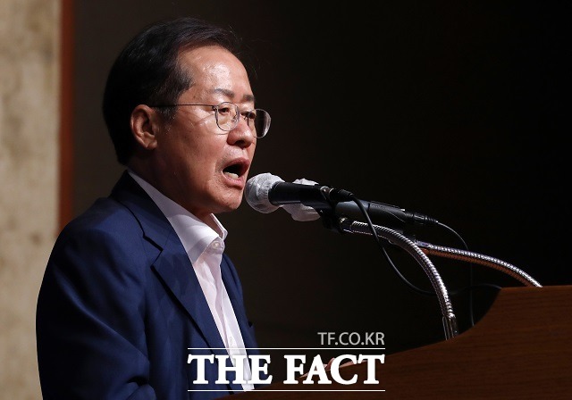 홍준표 대구시장이 15일 곽상도 전 의원의 무죄 판결을 규탄하며 검찰 수사를 비판했다. /뉴시스