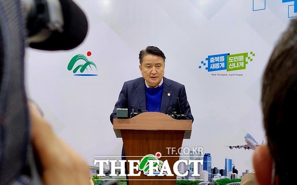 김영환 충북지사가 15일 오후 도청 브리핑룸에서 기자회견을 열고 강진이 발생한 튀르키예를 돕기 위해 긴급 구호금 10만 달러를 지원키로 했다고 밝혔다. /청주=이주현 기자
