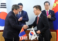  '손 맞잡은 한국과 몽골' 경제·군사 등 6개 분야 협력 [TF사진관]