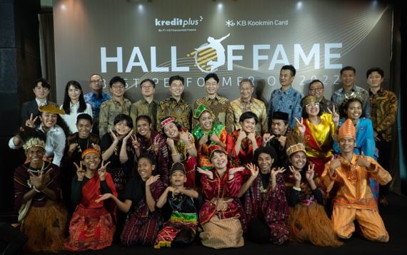 이창권 KB국민카드 사장(맨 뒷줄 오른쪽에서 여섯 번째)이 지난 15일 인도네시아 현지 법인 KB 파이낸시아 멀티 파이낸스(이하 KB FMF) 본사에서 열린 우수 직원 시상식 후 임직원과 함께 기념 촬영을 하고 있다. /KB국민카드