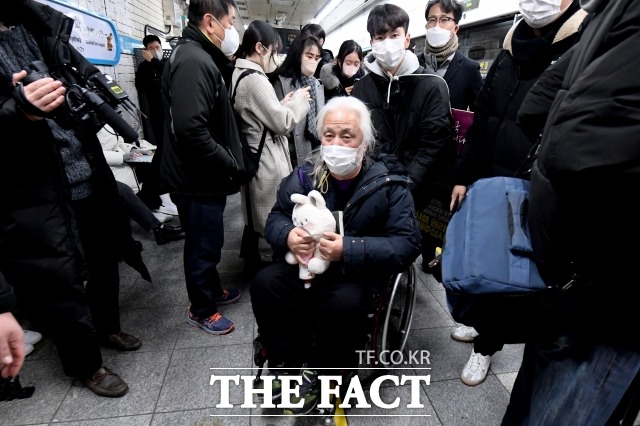 경찰이 지하철 탑승 시위를 주도한 박경석 전국장애인차별철폐연대(전장연) 상임공동대표에 재차 17일까지 출석을 요구하고, 어렵다면 20일까지 입장을 내라고 했다. /이선화 기자