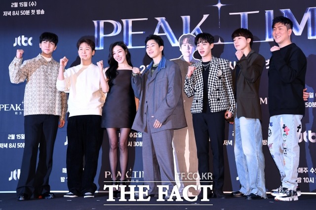 이승기, 심재원, 티파니 영, 박재범, 규현(등신대), 이기광, 김성규, 라이언전(왼쪽부터)이 15일 오후 서울 마포구 상암 스탠포드호텔에서 열린 JTBC 예능프로그램 피크타임 제작발표회에 참석해 포즈를 취하고 있다. /남용희 기자