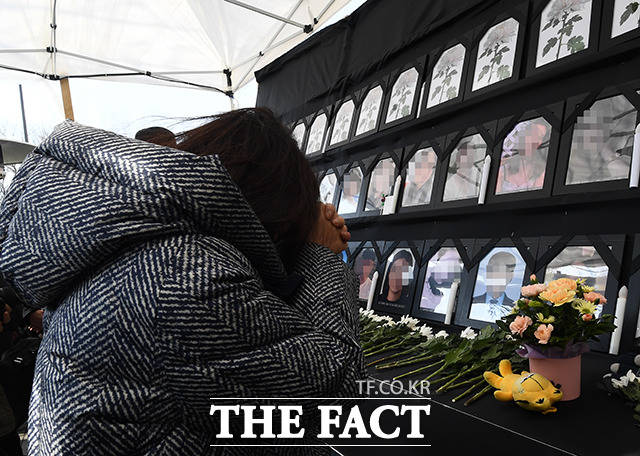 15일 오후 서울 중구 서울광장에 마련된 이태원 참사 시민분향소에서 한 시민이 희생자를 추모하고 있다. /이동률 기자