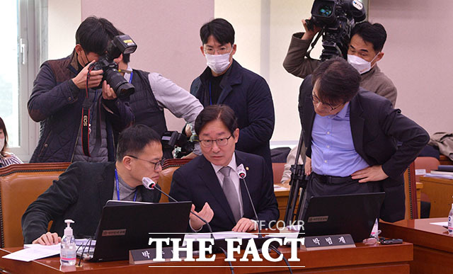 박주민, 박범계, 김의겸 의원이 접견 자료를 확인하며 대화를 나누고 있다.