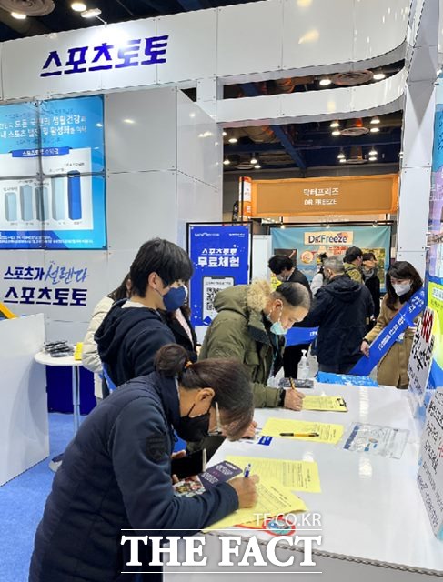 서울국제스포츠레저산업전(SPOEX2023)에 참가한 스포츠토토 행사 및 캠페인에 시민들이 참여하고 있다./스포츠토토코리아