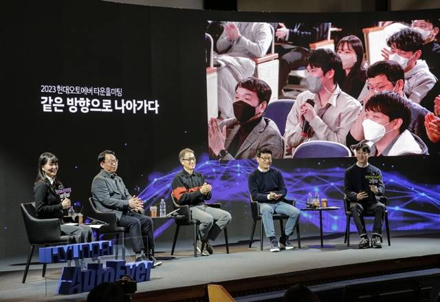 서정식 현대오토에버 대표(가운데)가 지난 15일 서울 삼성동 현대오토에버 본사에서 열린 타운홀 미팅에 참석해 임직원의 질문을 듣고 있다. /현대오토에버