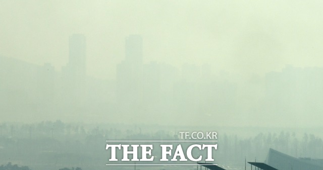 미세먼지 농도는 수도권과 충청권은 나쁨, 그 밖의 권역은 보통 수준을 보이겠다. /임영무 기자